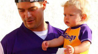 Josh Duhamel se lleva a su hijo Axl a un partido de fútbol americano
