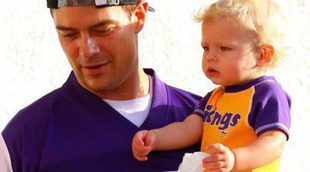 Josh Duhamel se lleva a su hijo Axl a un partido de fútbol americano