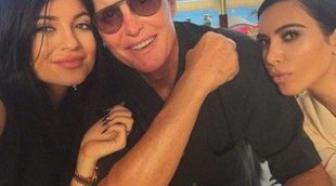 Bruce Jenner celebra su 65 cumpleaños con sus hijas Kendall y Kylie y las Kardashian