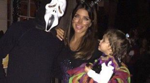 Daniella Semaan y Cesc Fàbregas celebran Halloween 2014 con una brujita llamada Lia