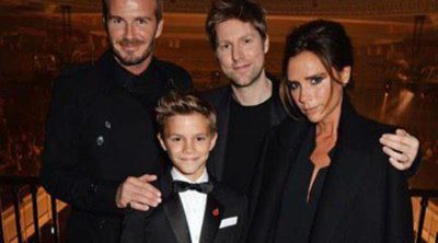 Victoria y David Beckham arropan a su hijo Romeo en la presentación de la Navidad de Burberry