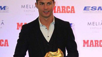 Cristiano Ronaldo recibe la Bota de Oro 2014 con su hijo Cristiano, Iker Casillas, Sergio Ramos y Bale como testigos