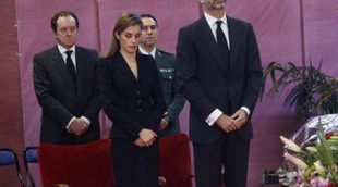 Los Reyes Felipe y Letizia consuelan a los familiares de las víctimas del accidente de autobús en Cieza