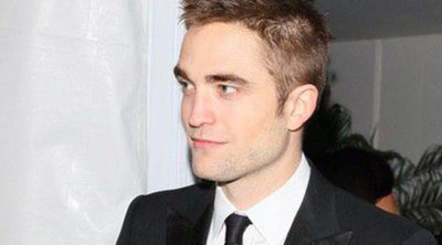 Robert Pattinson luce nuevo look mientras pasea su amor con su nueva novia FKA Twigs