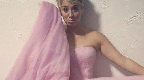 Kaley Cuoco se pone de nuevo su vestido de novia rosa para un videoclip