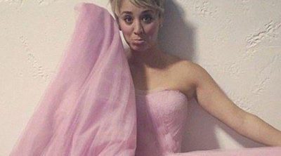 Kaley Cuoco se pone de nuevo su vestido de novia rosa para un videoclip