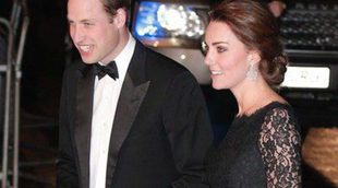 El Príncipe Guillermo y Kate Middleton se divierten con One Direction en la Royal Variety Performance