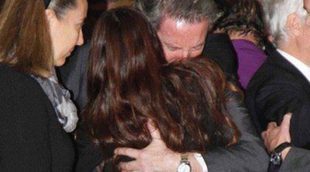 El largo y sentido abrazo de Alfonso Díez y Cayetana Rivera en el funeral de la Duquesa de Alba