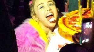 Miley Cyrus celebra en topless su 22 cumpleaños junto a su nuevo novio Patrick Schwarzenegger
