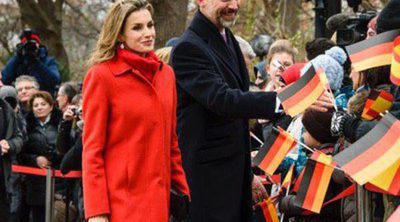 Los Reyes Felipe y Letizia se dan un baño de masas en su primer viaje oficial a Alemania como Reyes