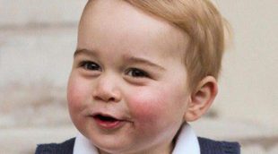 El Príncipe Jorge felicita las Navidades con una sonrisa en sus nuevos retratos oficiales
