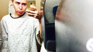 Miley Cyrus se fotografía en bata tras acudir al hospital por una lesión de muñeca