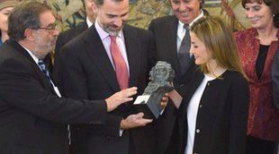Los Reyes Felipe y Letizia reciben un Goya de manos del presidente de la Academia de Cine