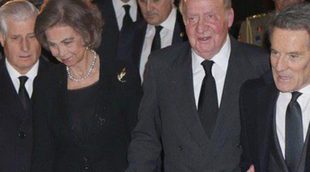 Los Reyes Juan Carlos y Sofía arropan a los hijos y nietos de la Duquesa de Alba en el funeral de Madrid