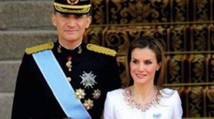 Los Reyes Felipe y Letizia, la Princesa Leonor y la Infanta Sofía rememoran la proclamación para felicitar la Navidad 2014