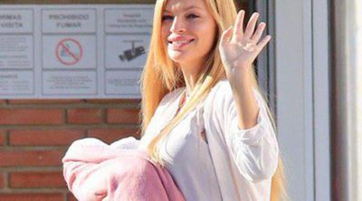 Esther Cañadas presenta a su hija recién nacida a la salida del hospital
