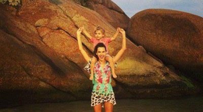Alessandra Ambrosio disfruta de la Navidad en las playas brasileñas con su hijo