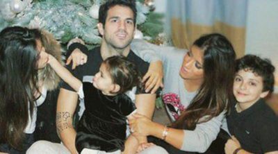 Cesc Fábregas y Daniella Semaan felicitan la Navidad 2014 con una foto familiar frente al árbol
