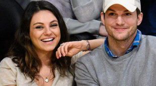 Ashton Kutcher felicita el año con una foto que desata los rumores de matrimonio con Mila Kunis