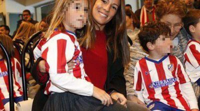 Fernando Torres regresa al Atlético de Madrid arropado por su mujer Olalla Domínguez y sus dos hijos