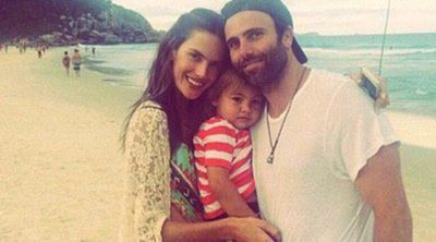 Alessandra Ambrosio celebra el Año Nuevo en las playas de Brasil con su prometido y su hijos Anja y Noah