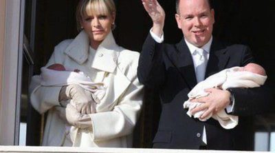 Alberto y Charlene de Mónaco presentan oficialmente a sus mellizos Jacques y Gabriella desde el Palacio Grimaldi
