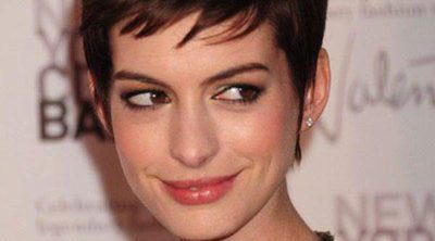 Anne Hathaway aconseja a Neil Patrick Harris sobre cómo presentar los Oscar 2015
