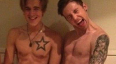La banda McFly posa desnuda tras la victoria de Harry Judd: "Ya dijimos que lo haríamos"