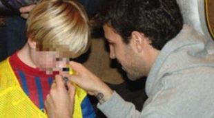 Cesc Fábregas, Thiago Alcántara y Andreu Fontàs juegan con los más pequeños en el Salón de la Infancia