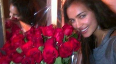 Irina Shayk recibe como regalo de cumpleaños un gran ramo de rosas y una tarta de chocolate