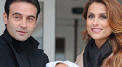 Enrique Ponce y Paloma Cuevas presentan a su hija Bianca a su salida del hospital