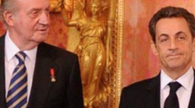 El Rey Juan Carlos impone el Toisón de Oro a Nicolas Sarkozy ante la Reina y los Príncipes Felipe y Letizia