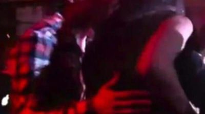 Fernando Alonso pillado en una discoteca en actitud cariñosa con una bailarina