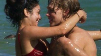 Vanessa Hudgens y Austin Butler desatan su pasión en las playas de Hawai