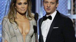 Jeremy Renner piropea a Jennifer Lopez con un chiste sobre sus pechos y los Globos de Oro