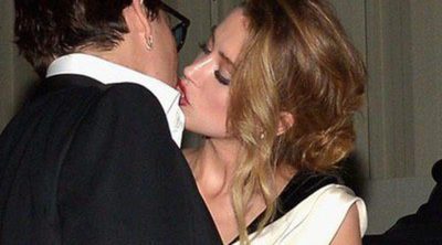 Johnny Depp y Amber Heard dejan claro que siguen juntos con un beso en una gala benéfica