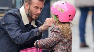 Harper Seven se divierte en monopatín por las calles de Londres con David Beckham