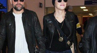 Sharon Stone y David DeLuise no se esconden y muestran su amor en el aeropuerto de Los Ángeles