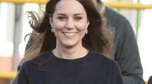 Kate Middleton se pone maternal y luce embarazo en su visita a la escuela Barlby de Londres