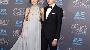 Keira Knightley presume de embarazo y de marido en los Critics' Choice Awards 2015