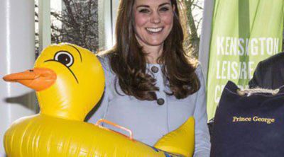 Kate Middleton, una divertida embarazada que recibe regalos para el Príncipe Jorge