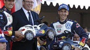 El Príncipe Alberto de Mónaco recibe dos cochecitos de rally para los mellizos Jacques y Gabriella