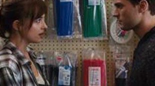 Jamie Dornan se abastece de suministros con la ayuda de Dakota Johnson en el primer clip de 'Cincuenta sombras de Grey'