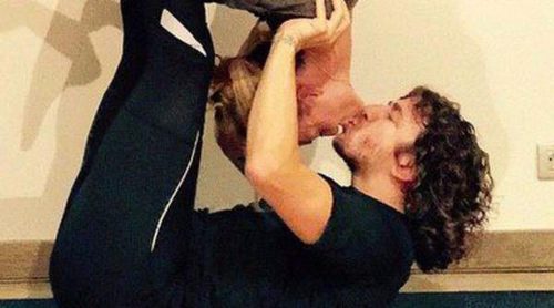 Carles Puyol y Vanesa Lorenzo refuerzan su pasión practicando acroyoga mientras se dan un beso