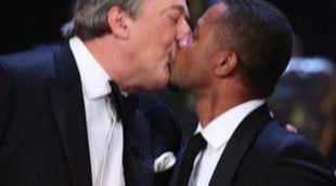Stephen Fry y Cuba Gooding Jr. imitan en los BAFTA 2015 el beso de Rossy de Palma y Jon Kortajarena en los Goya 2015