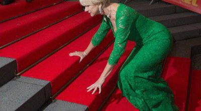 Helen Mirren tropieza y se cae en las escaleras de la alfombra roja de la Berlinale 2015