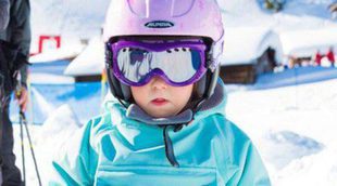 La Princesa Athena de Dinamarca aprende a esquiar con tres años junto sus padres Joaquín y Marie de Dinamarca