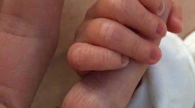 Dave Gardner comparte una fotografía de la mano de su primer hijo con Liv Tyler en las redes sociales