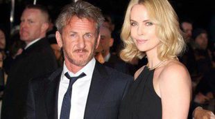Sean Penn y Charlize Theron derrochan amor y complicidad sobre la alfombra roja de 'The Gunman'