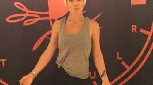 Elsa Pataky se olvida del Ciclón Marcia practicando yoga en un festival en Sydney